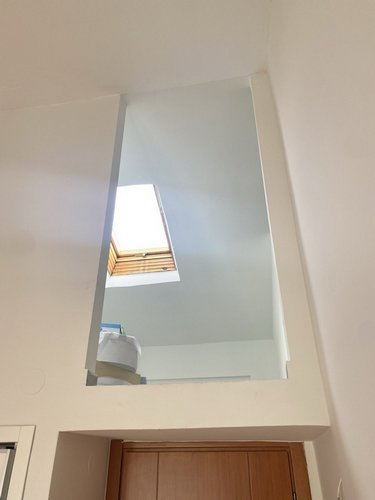 Σοφίτα κατοικίσιμη με δάπεδο πλακακι και καλοριφέρ Σοφίτα κατοικίσιμη με δάπεδο πλακακι και καλοριφέρ